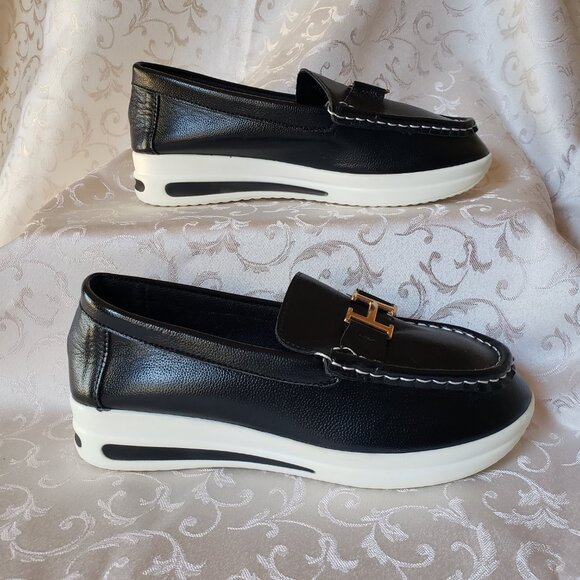 Never worn, Like New.  H monogram Boat Shoes. Black with Gold H - Picture 4 of 7